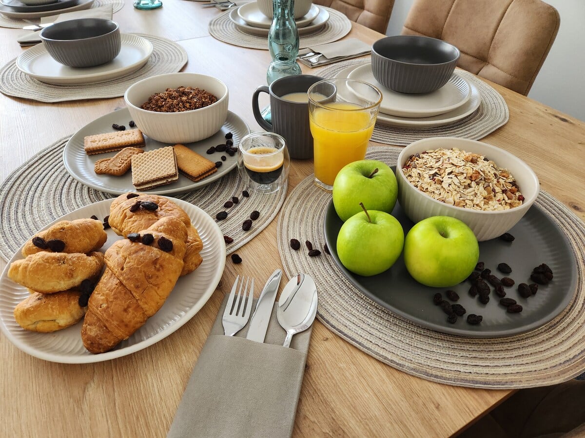 Detail eines mit Frühstück gedeckten Tisches aus den Lianbnb-Inseraten
