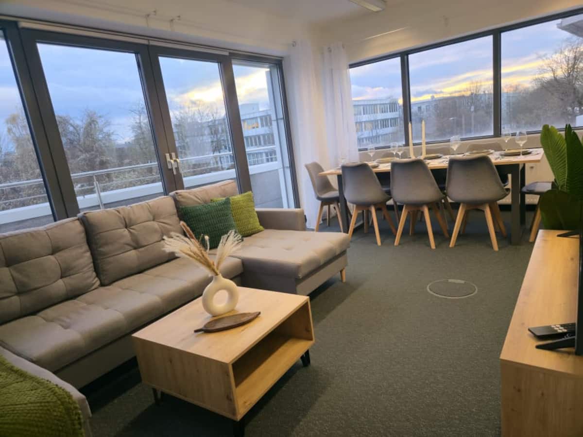 Wohn- und Essbereich von Lianbnb 2 mit Balkonzugang im Abendlicht